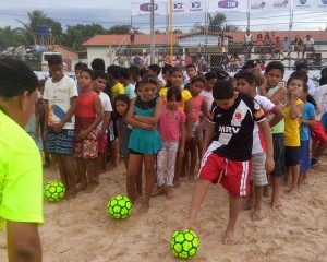 Crianças participam de festival de beach soccer