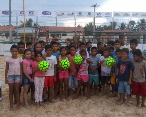 Crianças participam de festival de beach soccer