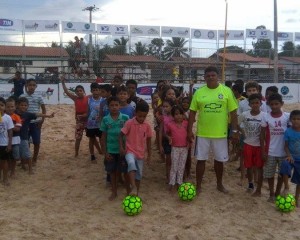 Crianças participam de festival de beach soccer