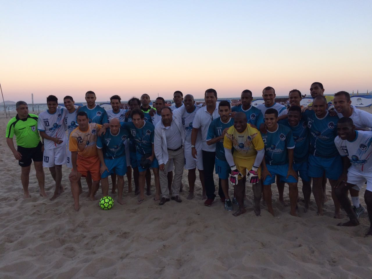 Jogo festivo reúne jogadores que fizeram história no beach soccer