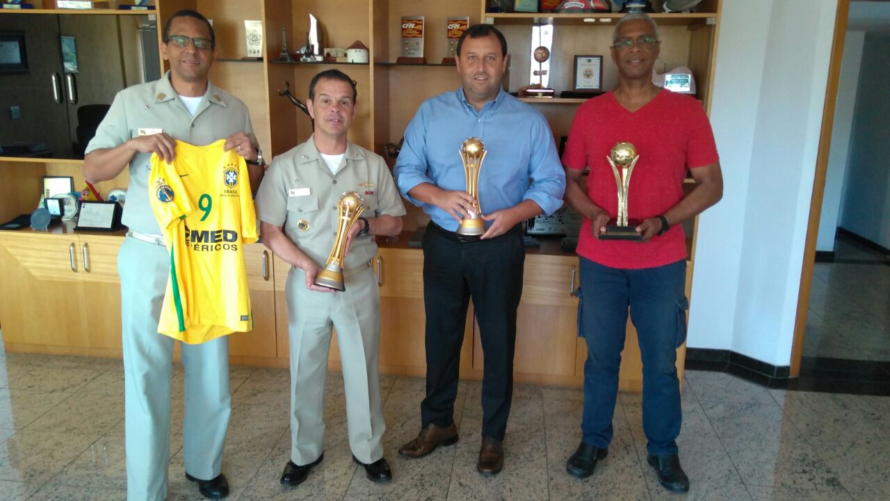 Presidente visita Marinha e apresenta últimos troféus