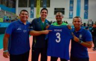 Seleção Brasileira presenteia bicampeão olímpico Giovane com camisa personalizada