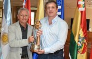 CBSB faz visita e leva troféu do penta da Copa do Mundo à sede da Conmebol